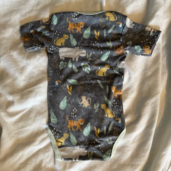 Copper Pearl Onesies - 3 new size 0-3mo, 1 gently used 3-6mo - price is for ALL - Picture 8 of 12